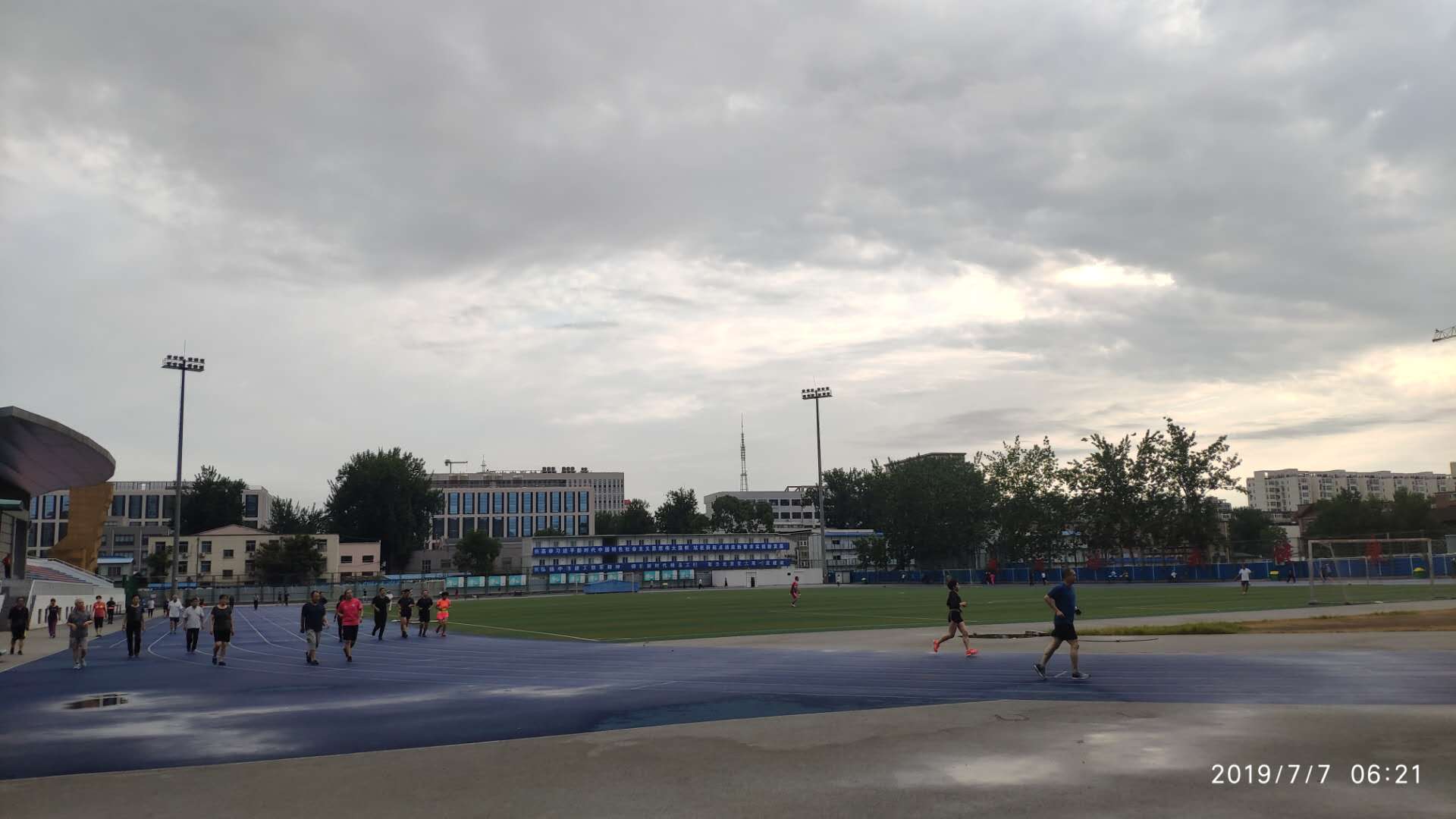 早上六点雨后的交大操场