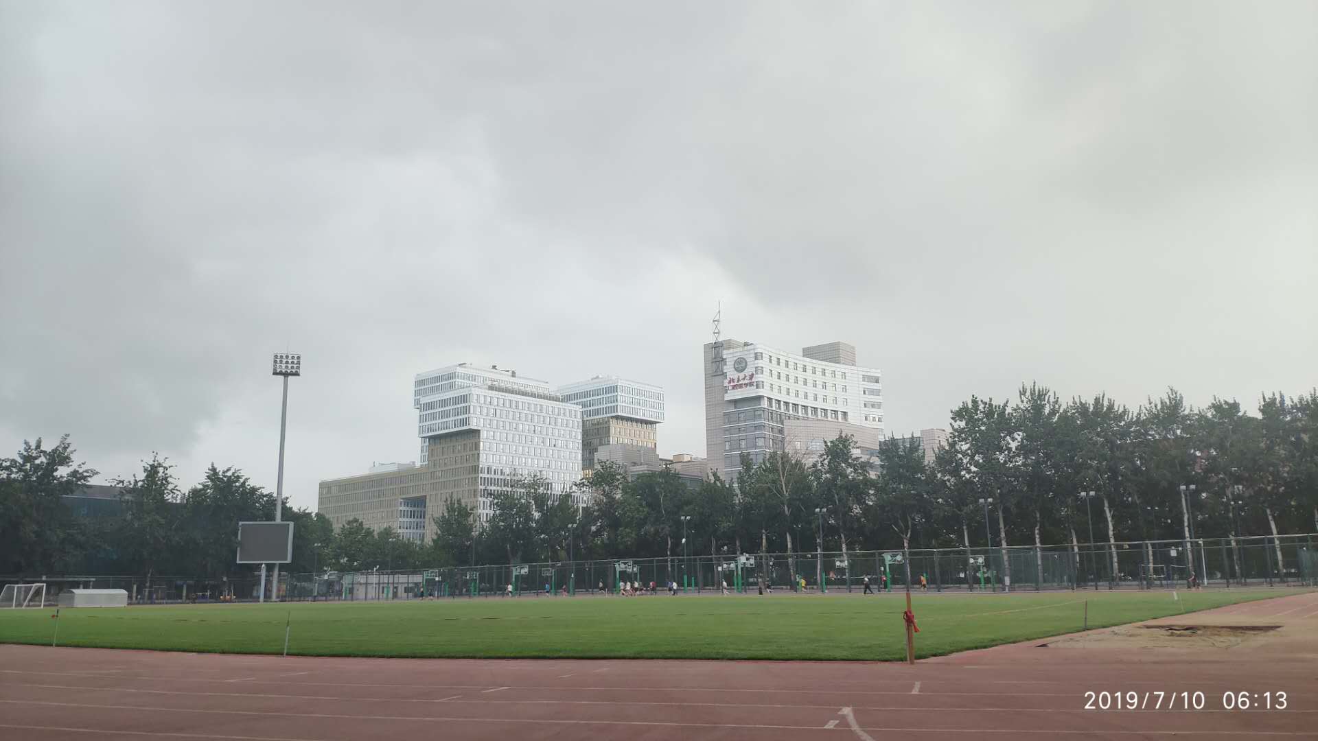 早上六点风雨欲来的民大操场